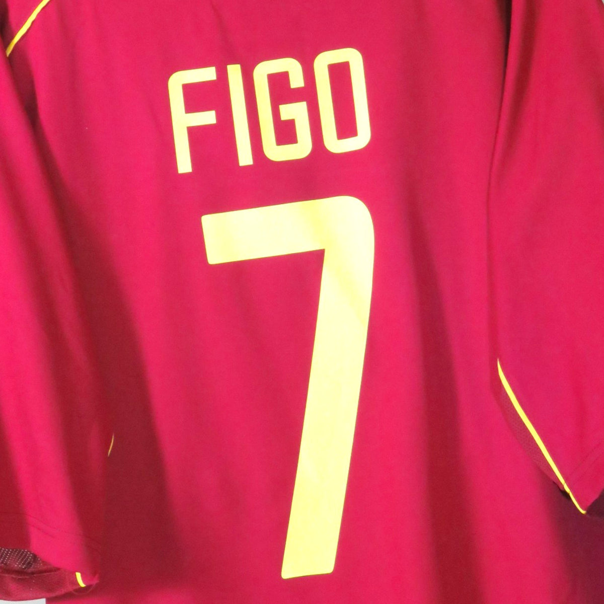 Nostalgic Football Shirts Portugal 2002-04 thuisshirt rood met Figo nummer 7 bedrukking op de achterzijde