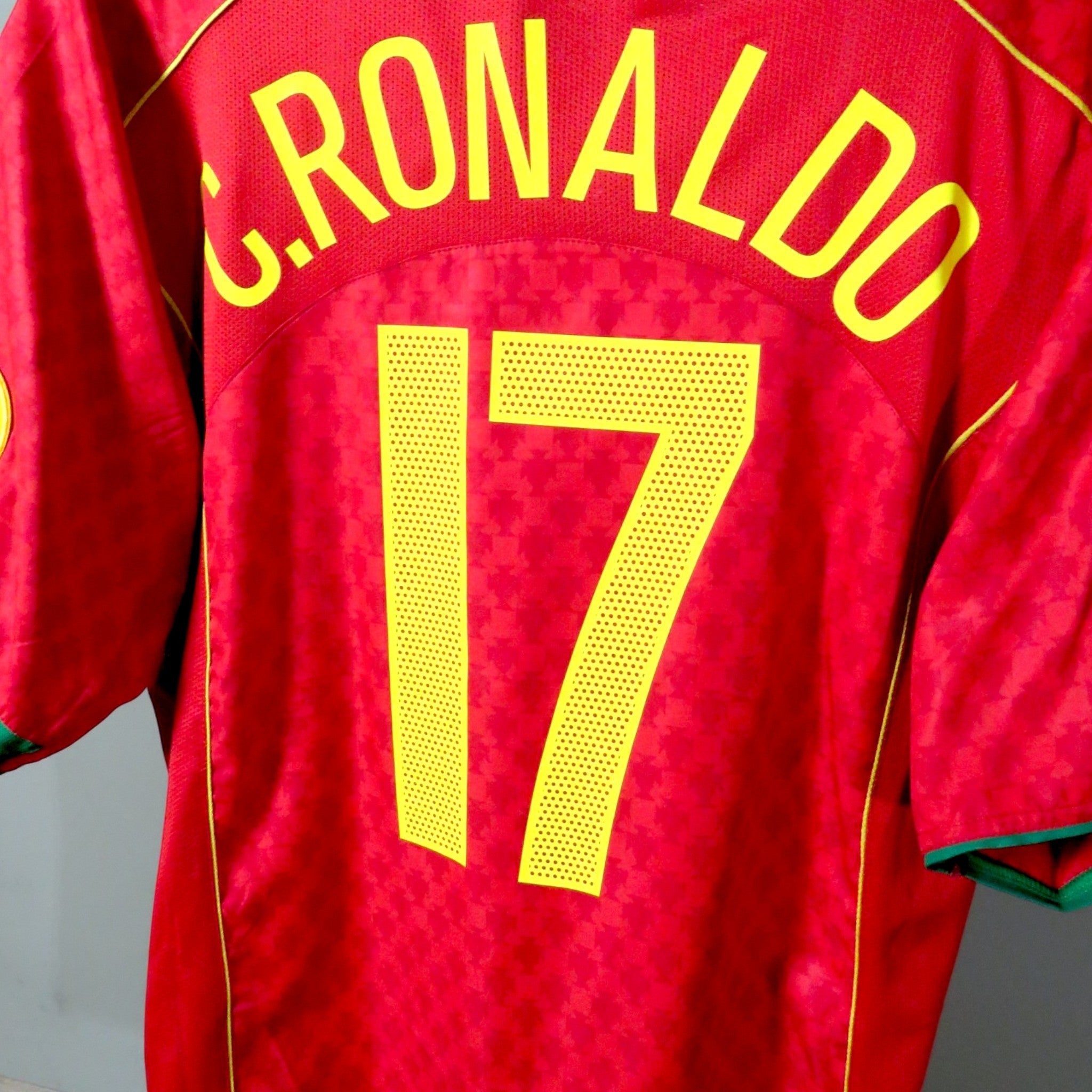 Nostalgic Football Shirts Portugal 2004-06 thuisshirt rood met Ronaldo 17 bedrukking op de achterkant