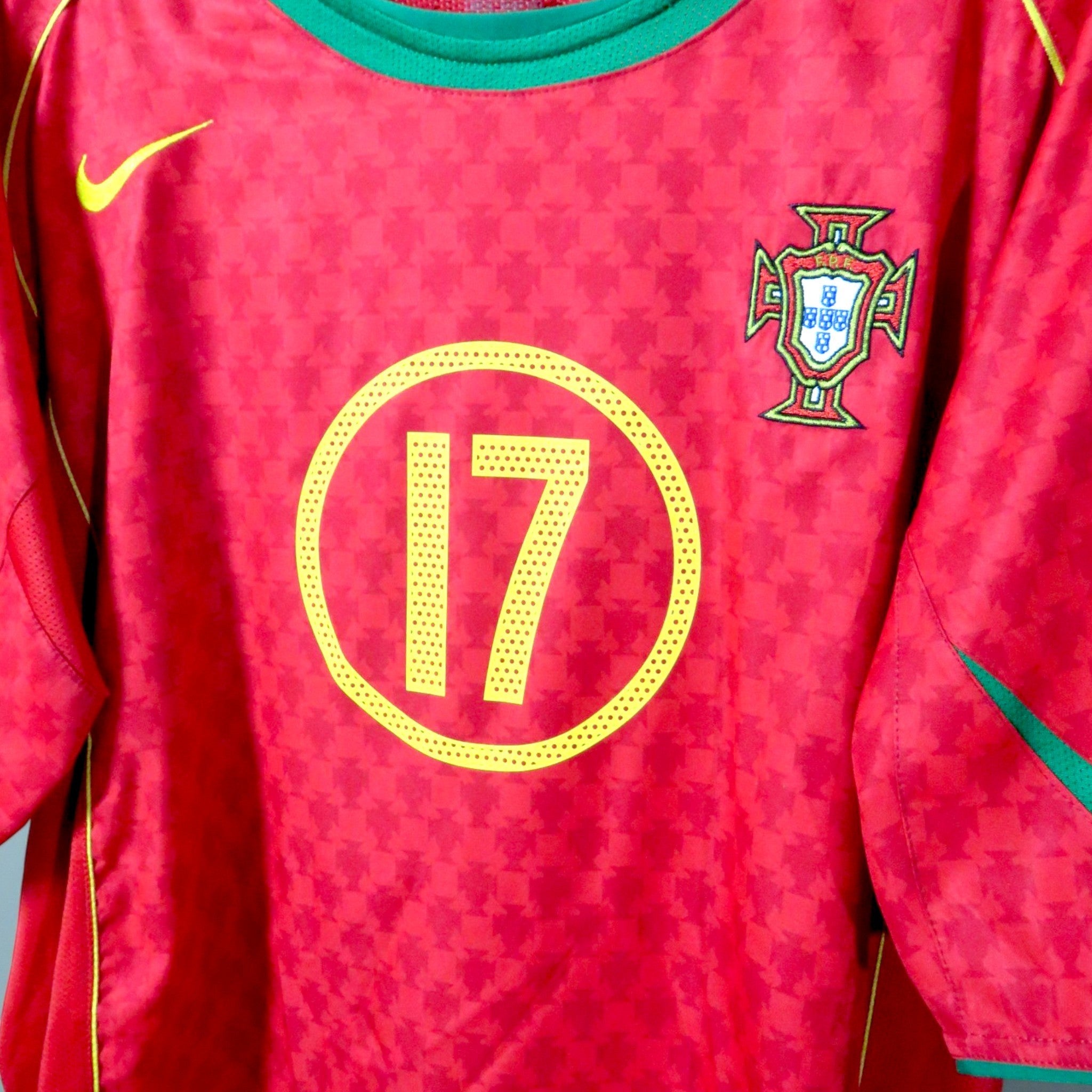 Nostalgic Football Shirts Portugal 2004-06 thuisshirt rood met groen detail, Ronaldo nummer 17 en geborduurd embleem.