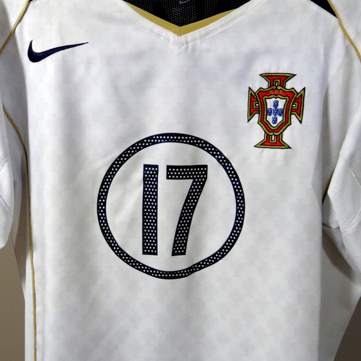 Nostalgic Football Shirts Portugal 2004-06 uitshirt wit met nummer 17 en geborduurd embleem