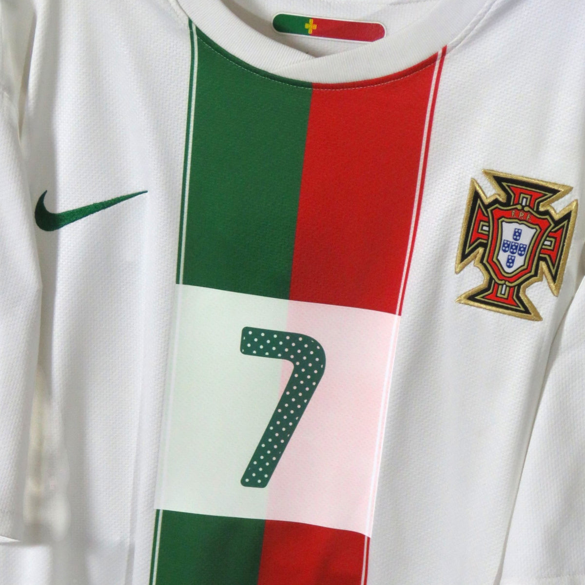 Nostalgic Football Shirts Portugal 2010-11 uitshirt wit met rood-groene baan en rugnummer 7 van Cristiano Ronaldo
