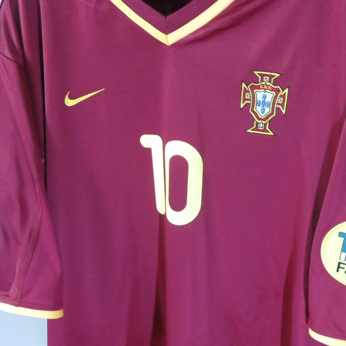 Nostalgic Football Shirts Portugal 2000-02 thuisshirt in bordeauxrood met Rui Costa nummer 10 en geborduurd embleem.