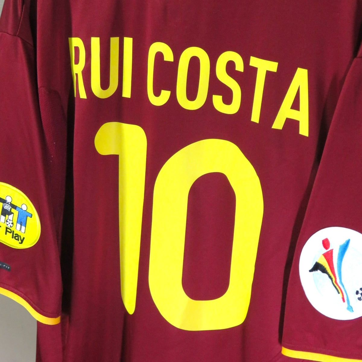 Nostalgic Football Shirts Portugal 2000-02 thuisshirt met Rui Costa nummer 10 bedrukking in bordeauxrood en geel