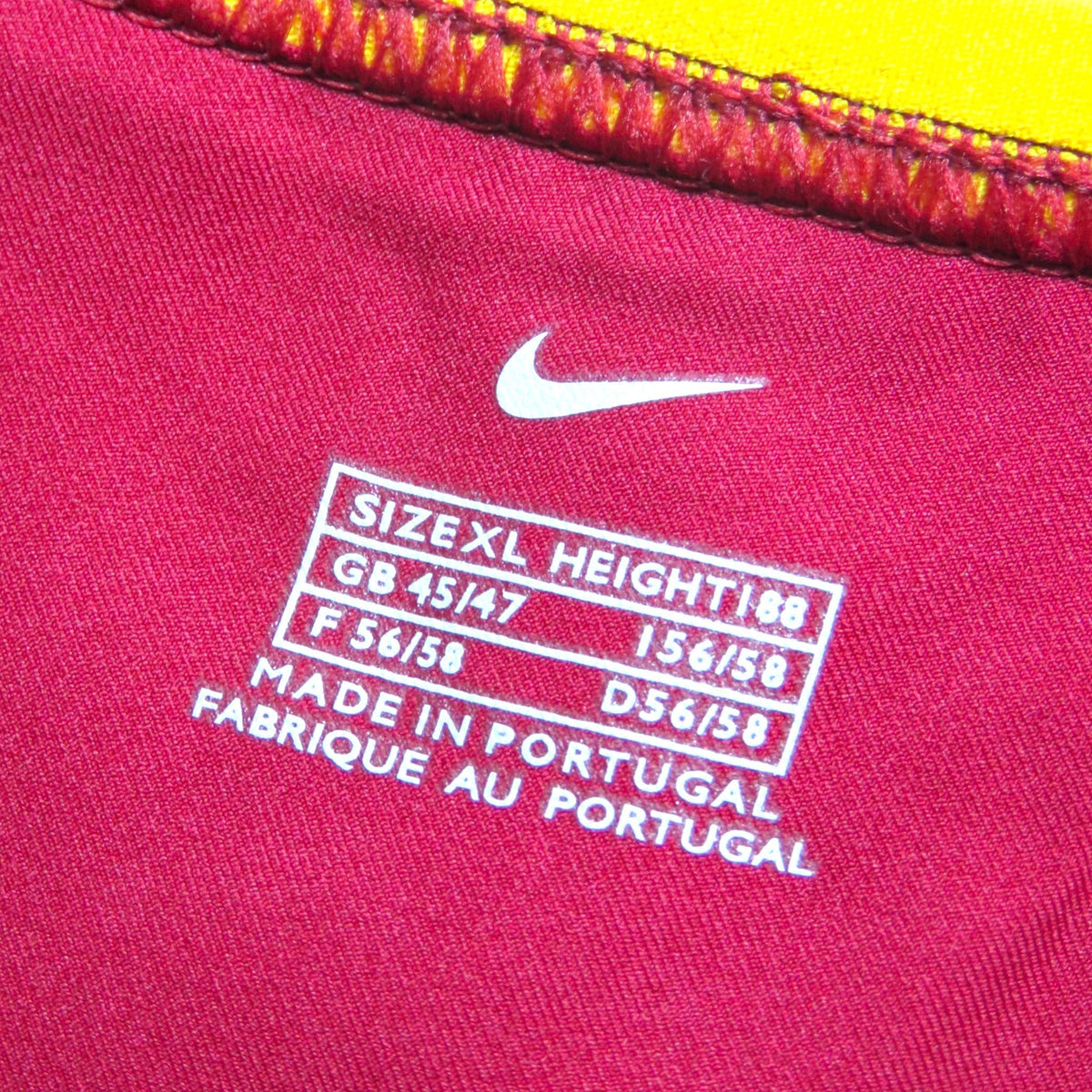 Nostalgic Football Shirts Portugal 2002-04 thuisshirt maat XL label met Nike logo en Made in Portugal tekst