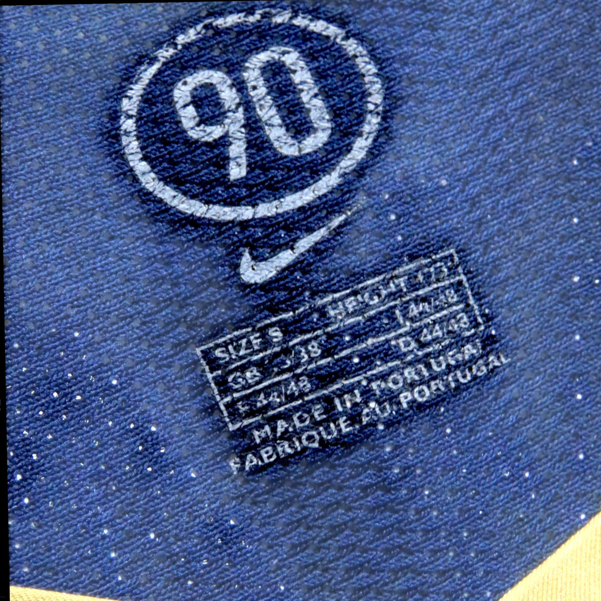 Nostalgic Football Shirts Portugal 2004-06 voetbalshirt maat S label detail met Nike Total 90 logo