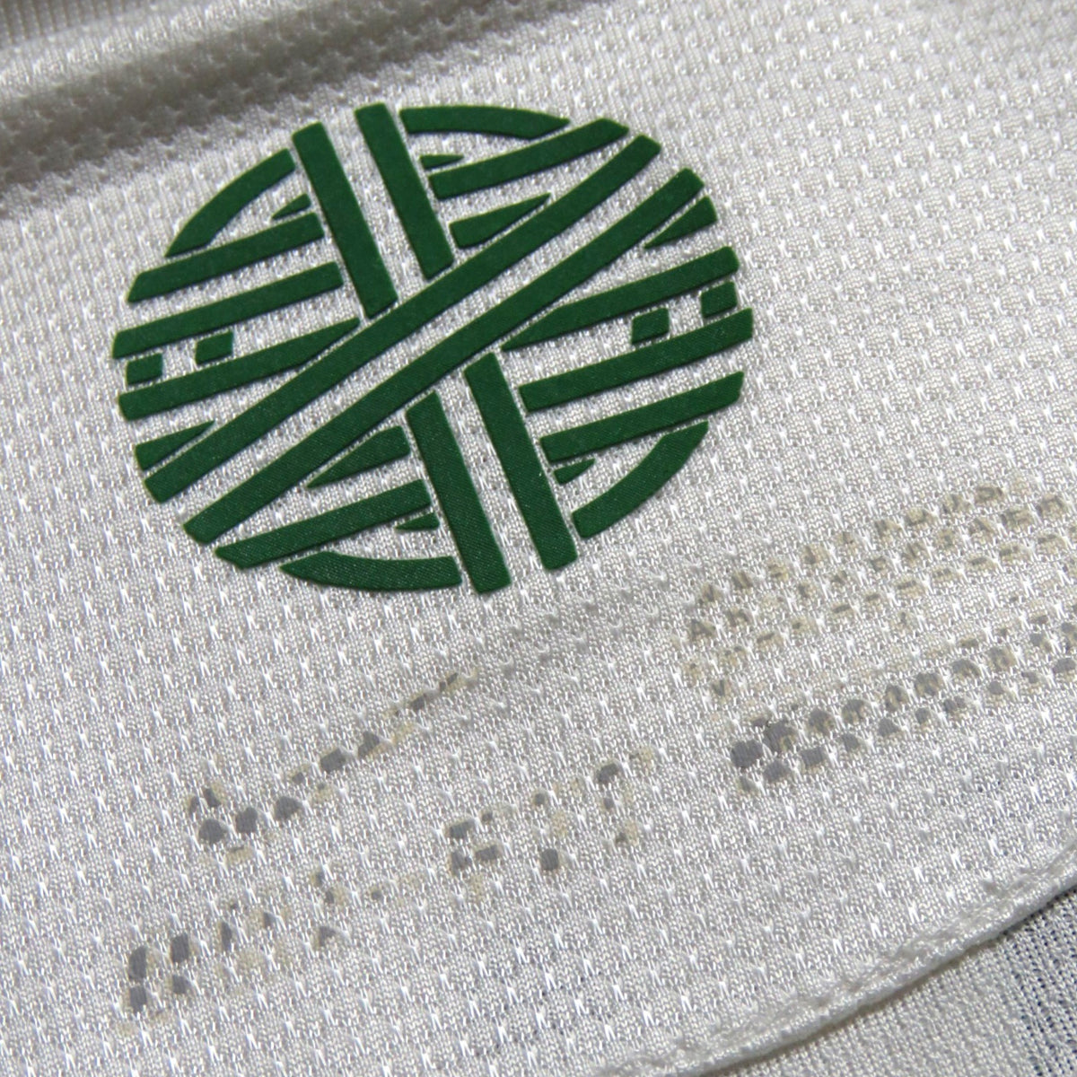 Nostalgic Football Shirts Portugal 2012-13 uitshirt detail met groen embleem en Nike logo op witte Dri-FIT stof