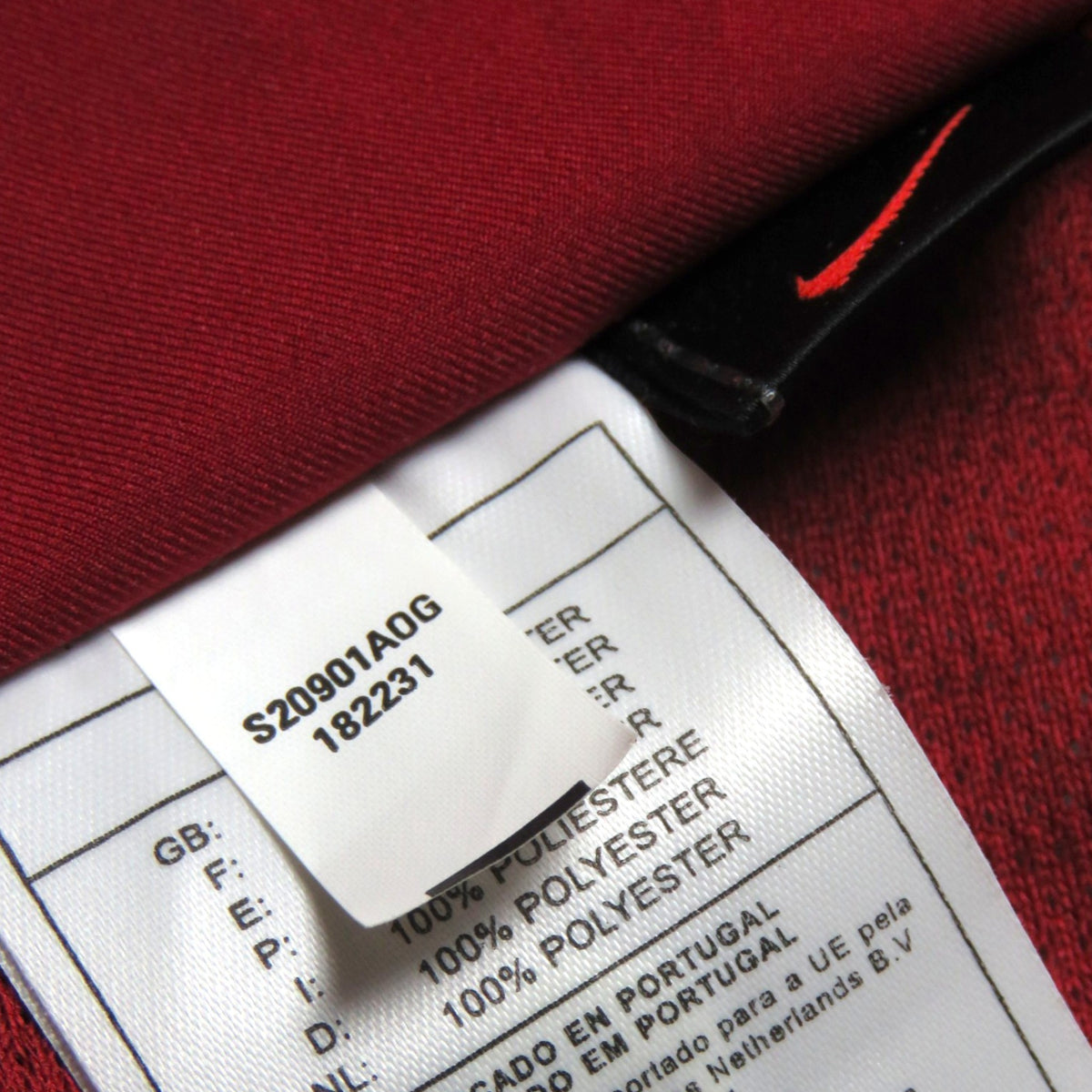 Nostalgic Football Shirts Portugal 2002-04 thuisshirt waslabel met 100% polyester materiaal en Nike logo detail