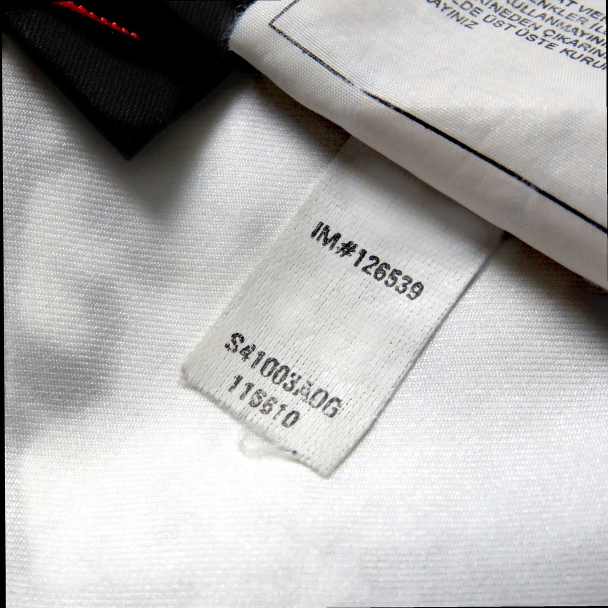 Nostalgic Football Shirts Portugal 2004-06 uitshirt waslabel met productcodes aan de binnenkant van het witte shirt