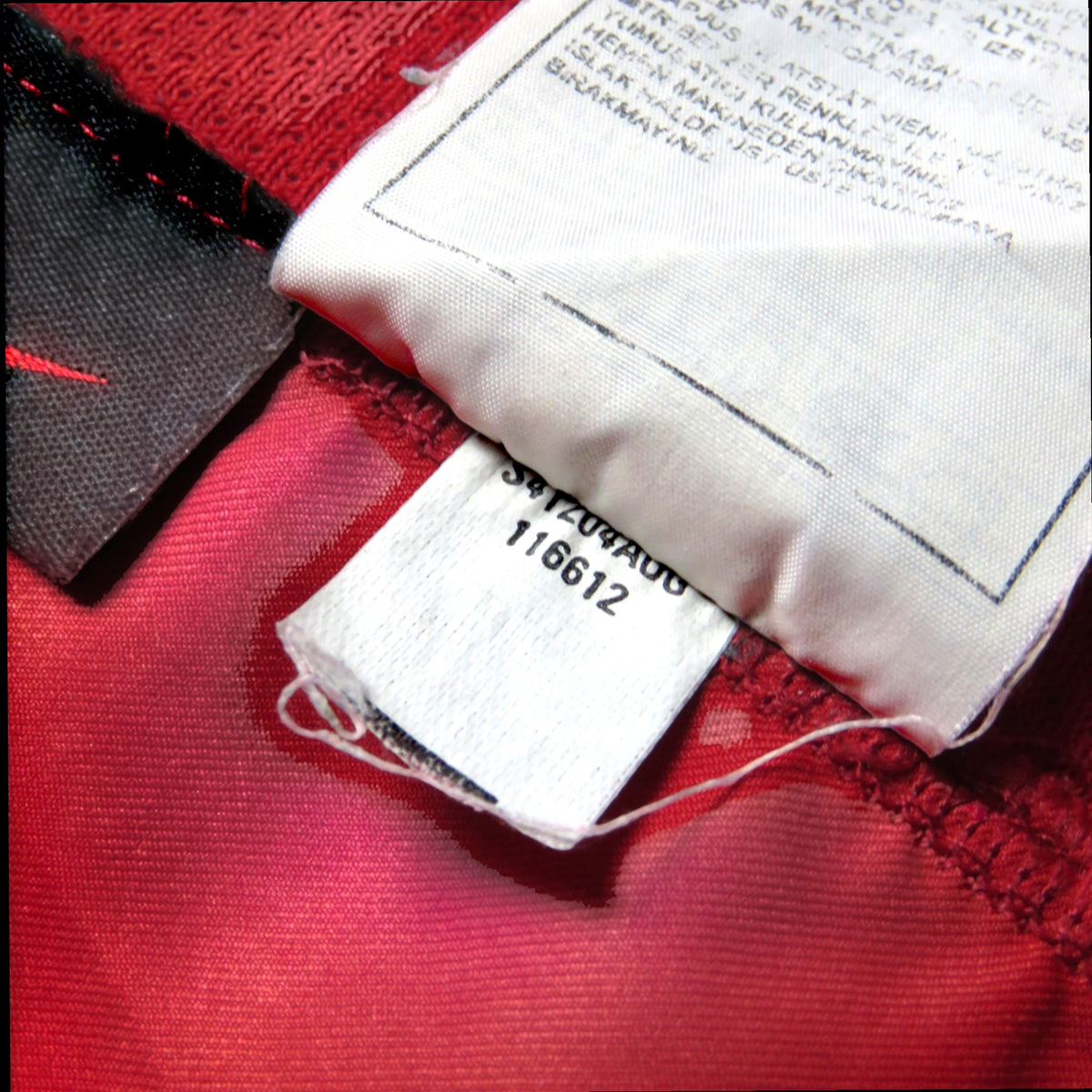 Nostalgic Football Shirts Portugal 2004-06 thuisshirt waslabel met productcode aan de binnenkant van het rode shirt