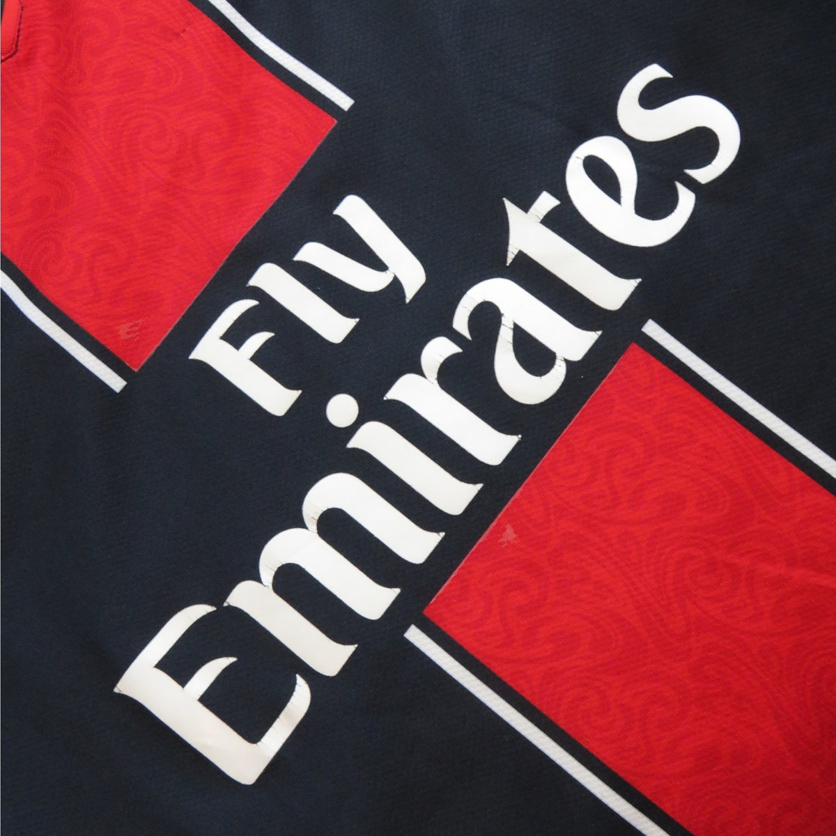 Nostalgic Football Shirts PSG 2007-08 thuisshirt met Fly Emirates sponsor en iconische rode Hechter-streep