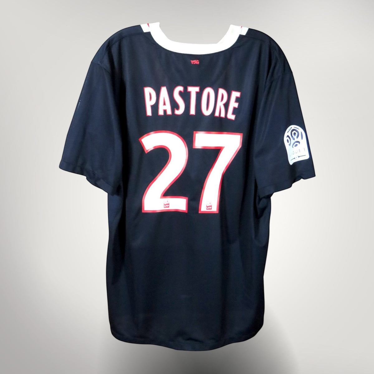 Nostalgic Football Shirts PSG 2011-12 thuisshirt marineblauw met Pastore 27 bedrukking en Ligue 1 patch op de mouw
