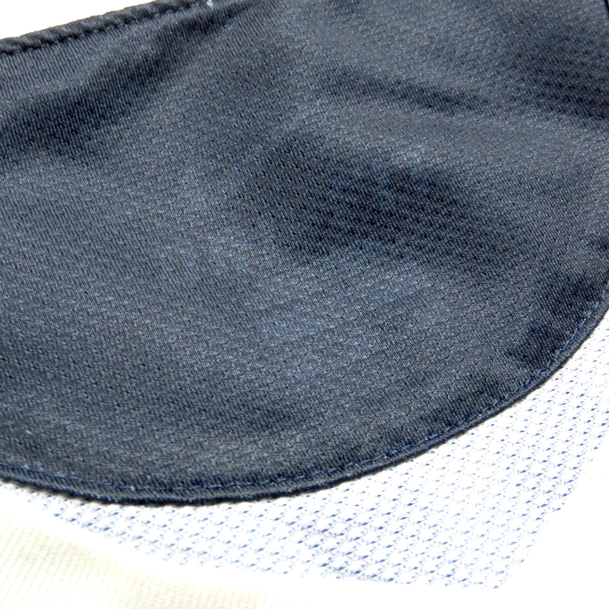 Nostalgic Football Shirts PSG 2011-12 thuisshirt detail met donkerblauwe stof en witte mesh textuur
