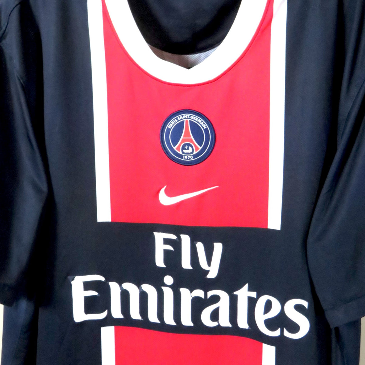 Nostalgic Football Shirts PSG 2011-12 thuisshirt in marineblauw met rode Hechter-streep, Nike logo en Fly Emirates