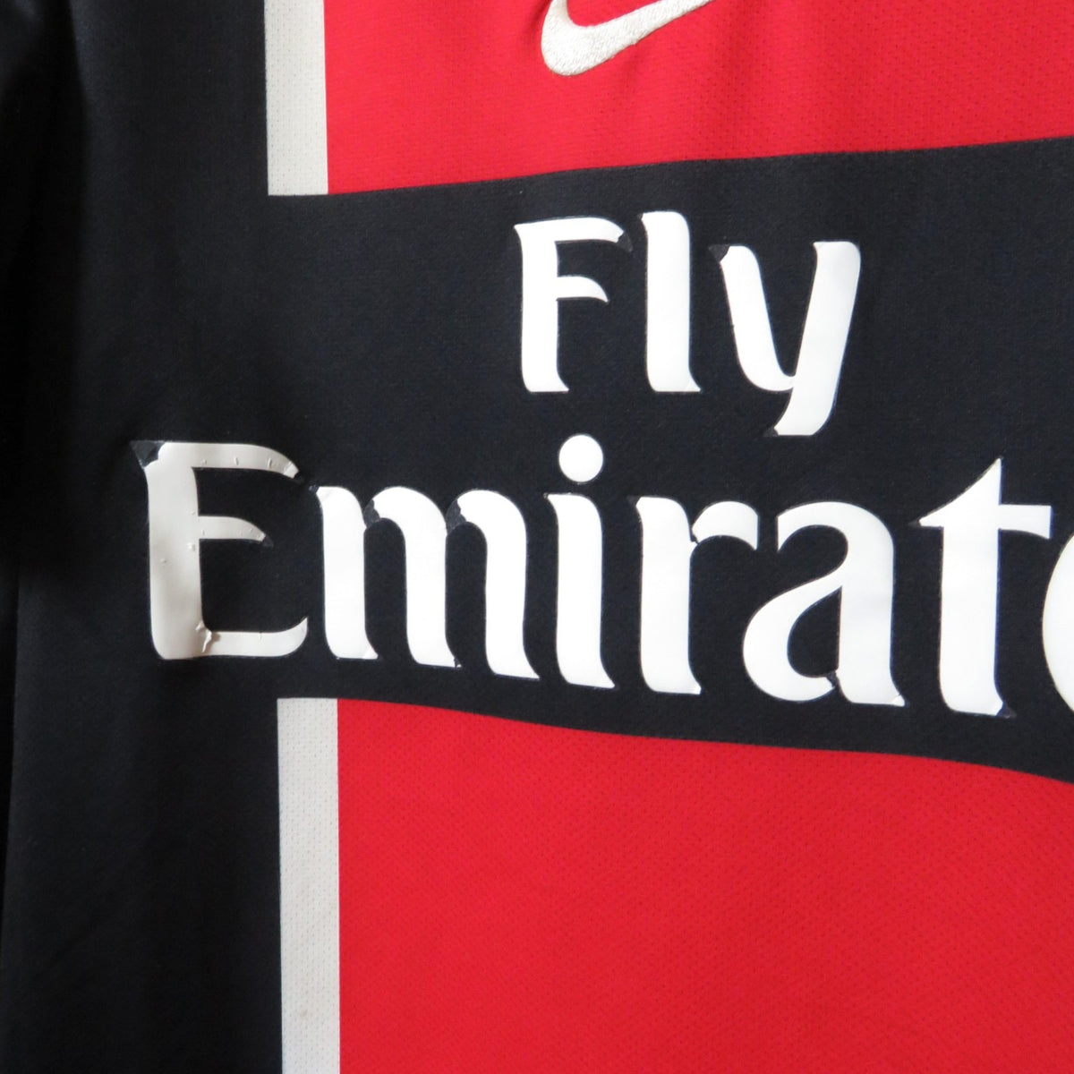 Nostalgic Football Shirts PSG 2011-12 thuisshirt met Fly Emirates sponsor en iconische rode Hechter-streep
