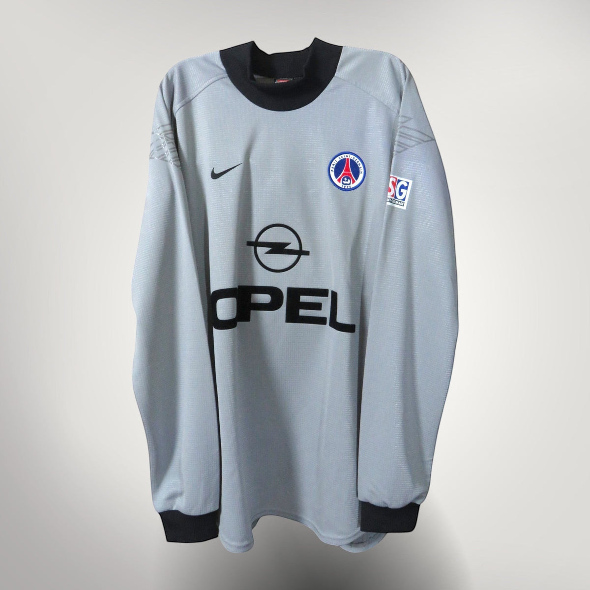Nostalgic Football Shirts PSG 2000-01 keepershirt in grijs met zwarte kraag, Opel sponsor en geborduurd clublogo.
