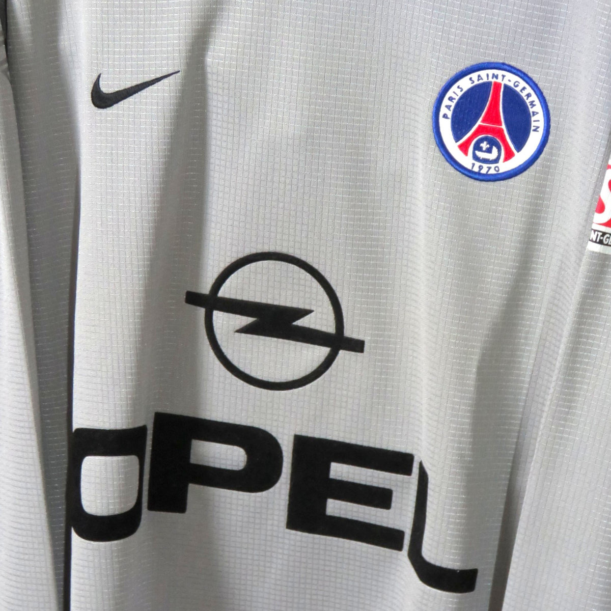 Nostalgic Football Shirts PSG 2000-01 keepershirt in grijs met Opel sponsor, geborduurd clublogo en Nike swoosh.