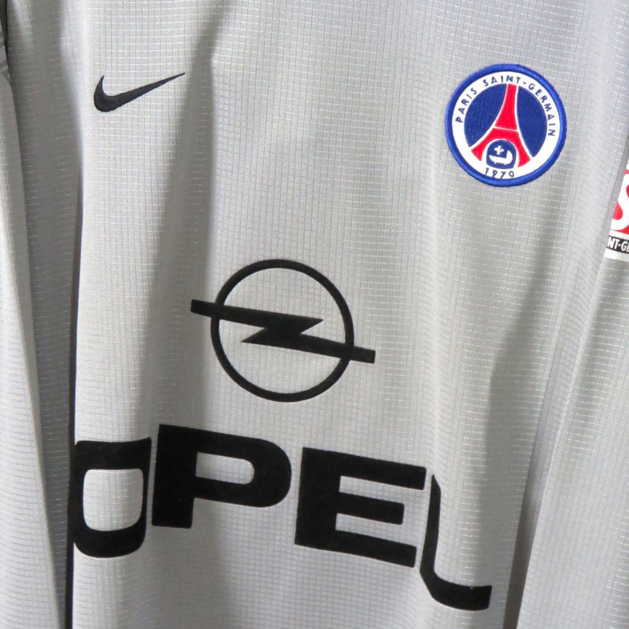 Nostalgic Football Shirts PSG 2000-01 keepershirt in grijs met Opel sponsor, geborduurd clublogo en Nike swoosh.
