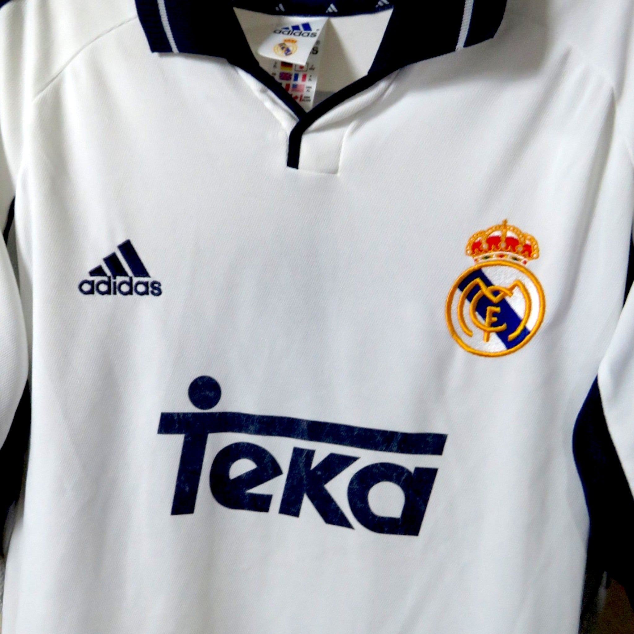Nostalgic Football Shirts Real Madrid 2000-01 thuisshirt in wit met Teka sponsor, Adidas logo en clubembleem.