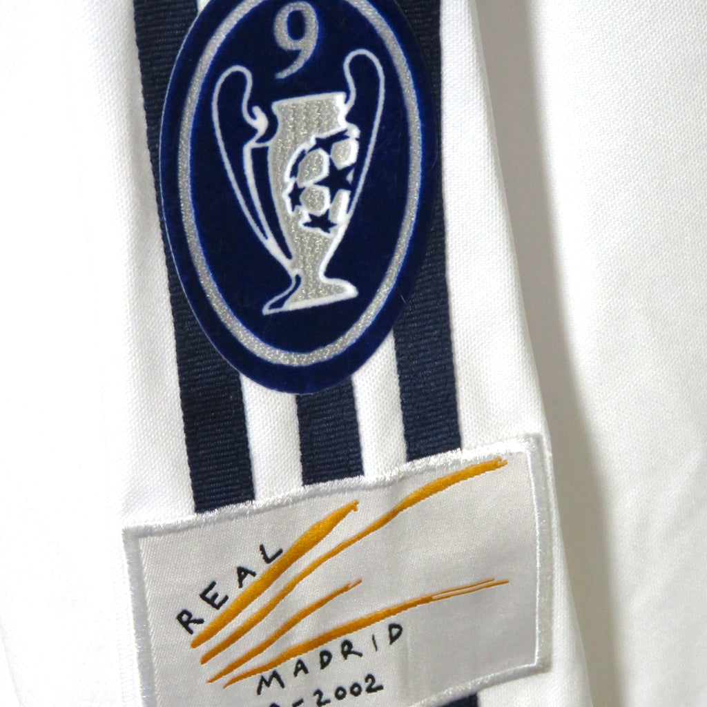 Nostalgic Football Shirts Real Madrid 2002-03 thuisshirt detail met Champions League badge en jubileumlogo