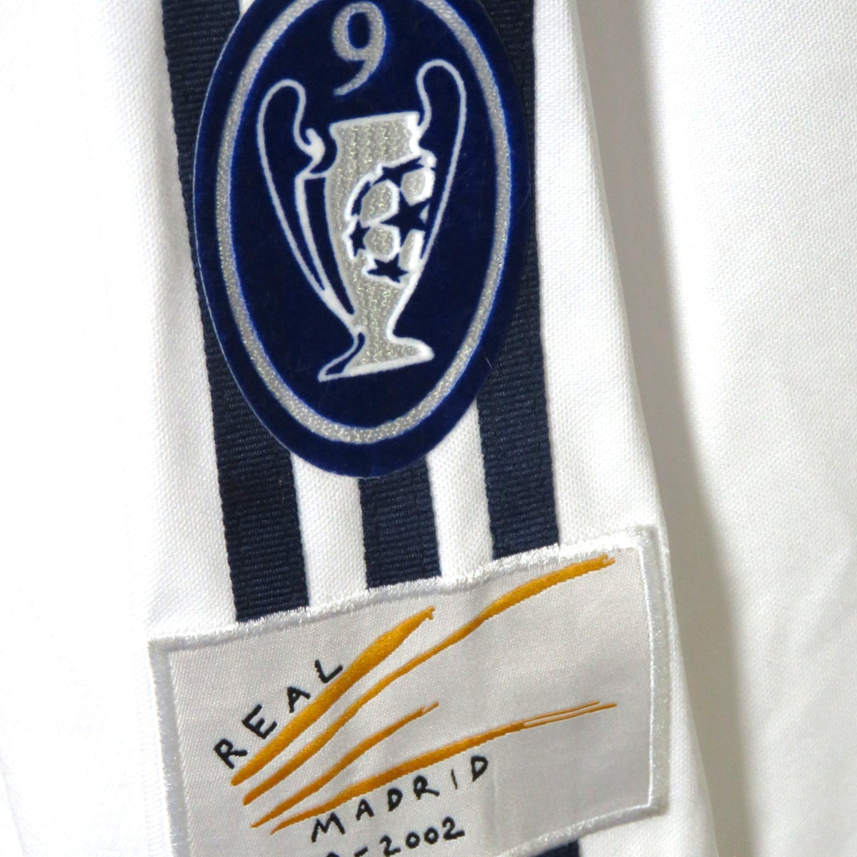 Nostalgic Football Shirts Real Madrid 2002-03 thuisshirt detail met Champions League badge en jubileumlogo