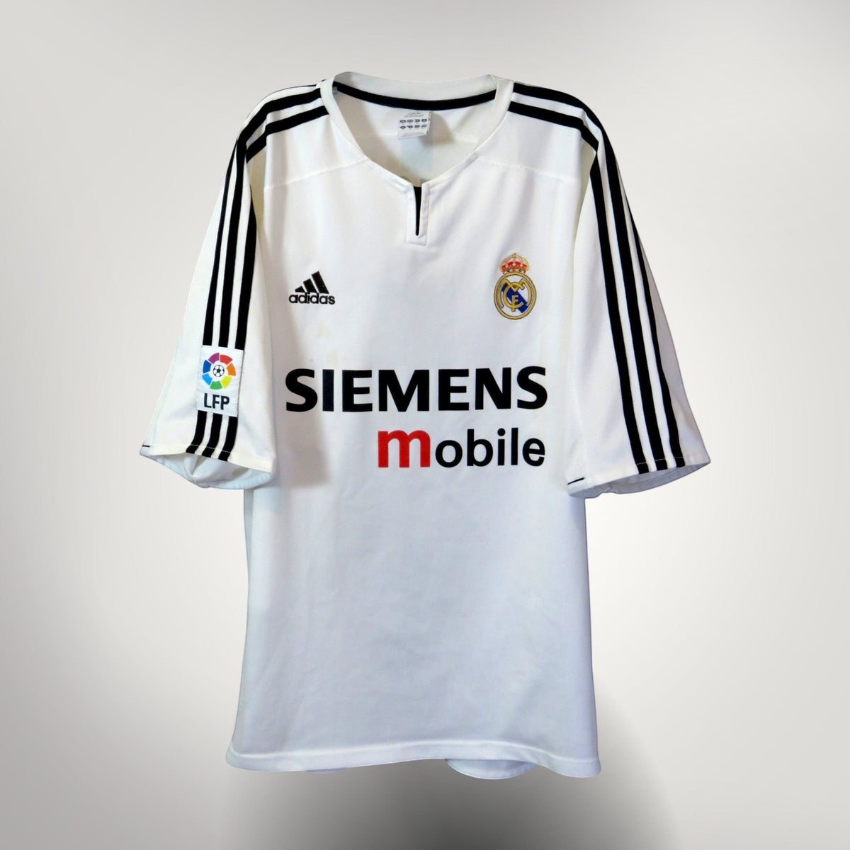 Nostalgic Football Shirts Real Madrid 2003-04 thuisshirt in wit met zwarte Adidas-details en Siemens Mobile-logo.