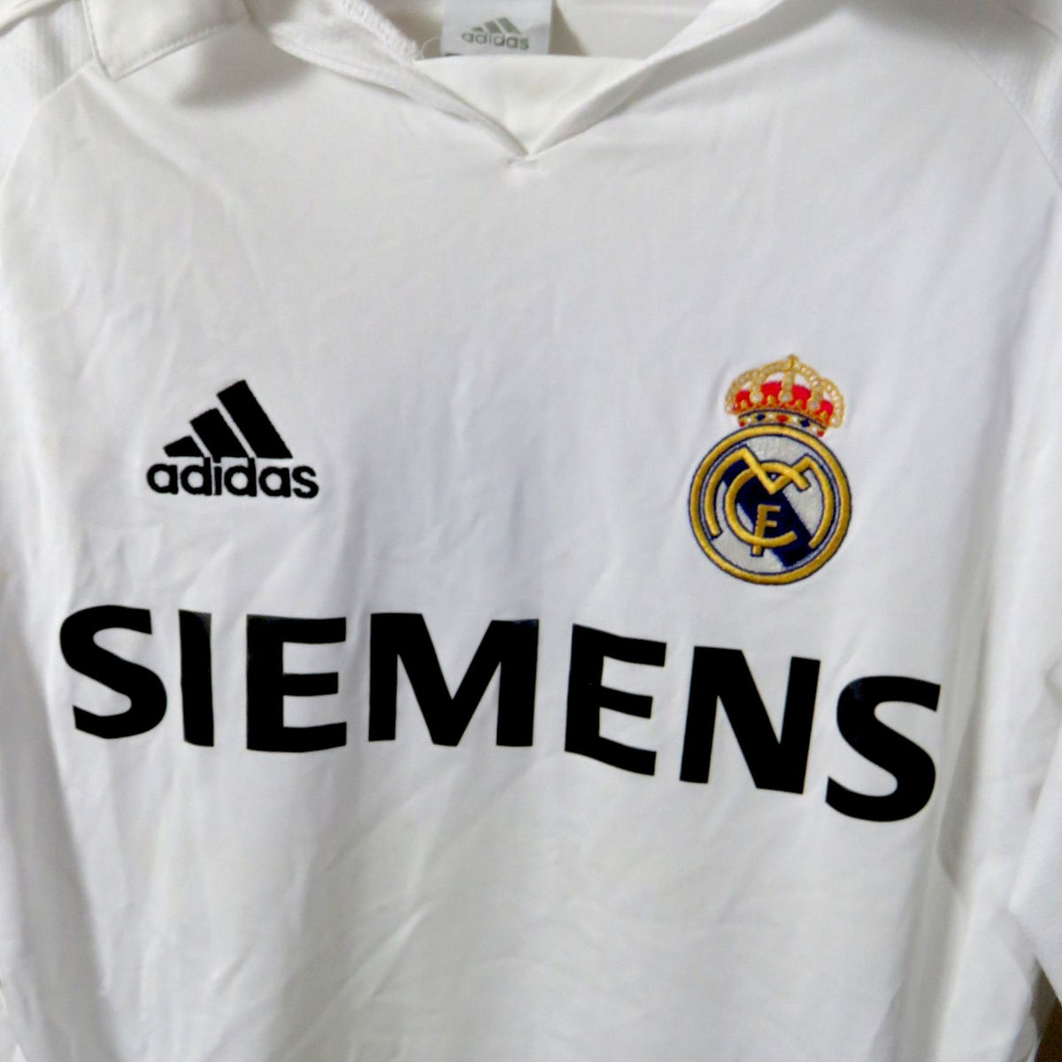Nostalgic Football Shirts Real Madrid 2005-06 thuisshirt in wit met Siemens sponsorlogo, Adidas-merk en clubembleem.