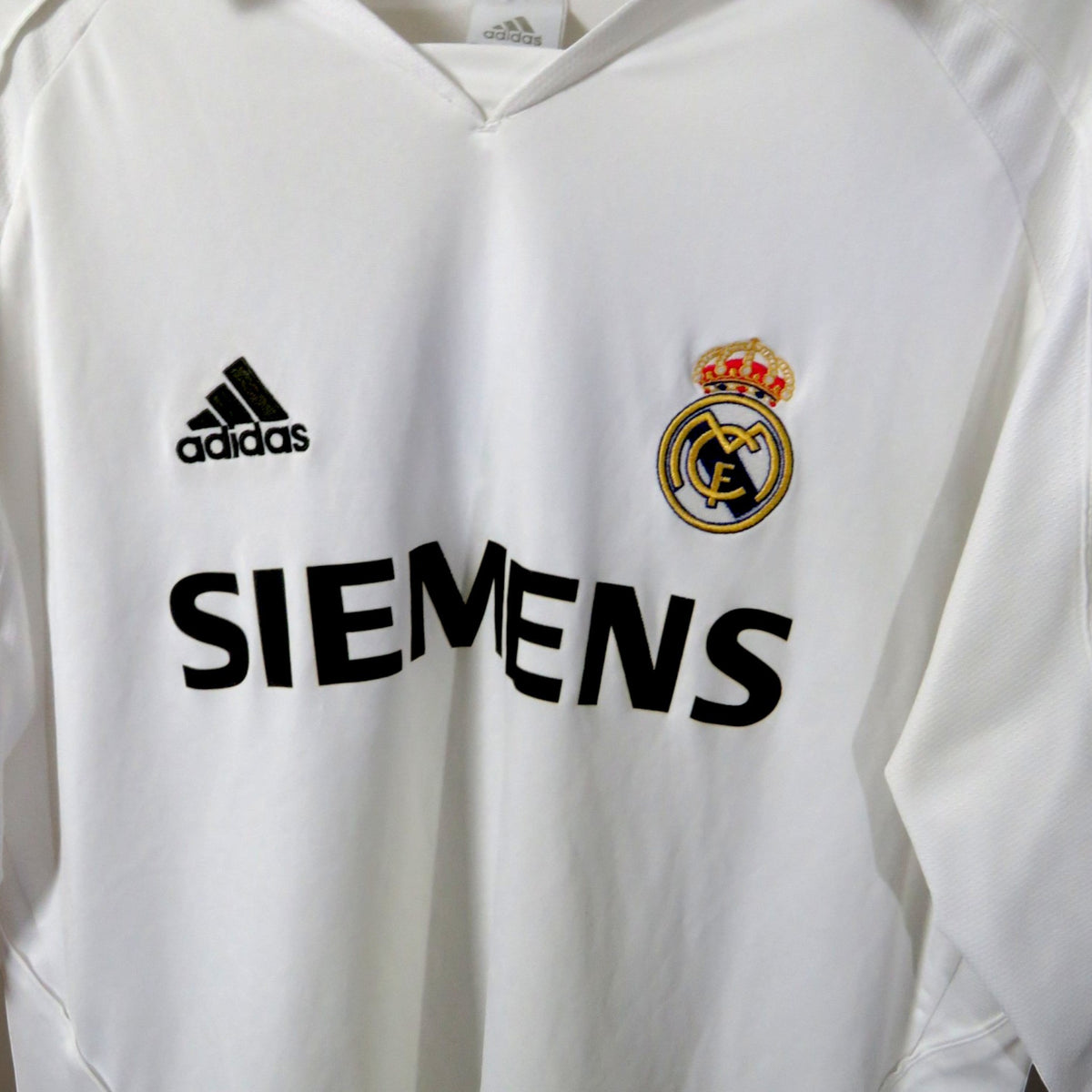 Nostalgic Football Shirts Real Madrid 2005-06 wit thuisshirt met Siemens sponsor en Adidas logo