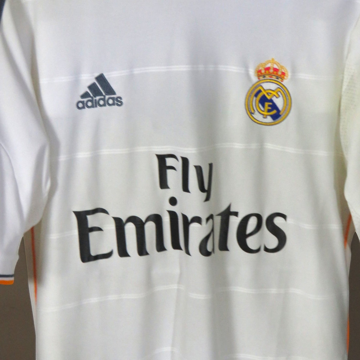 Nostalgic Football Shirts Real Madrid 2013-14 thuisshirt wit met Fly Emirates sponsor en Adidas logo