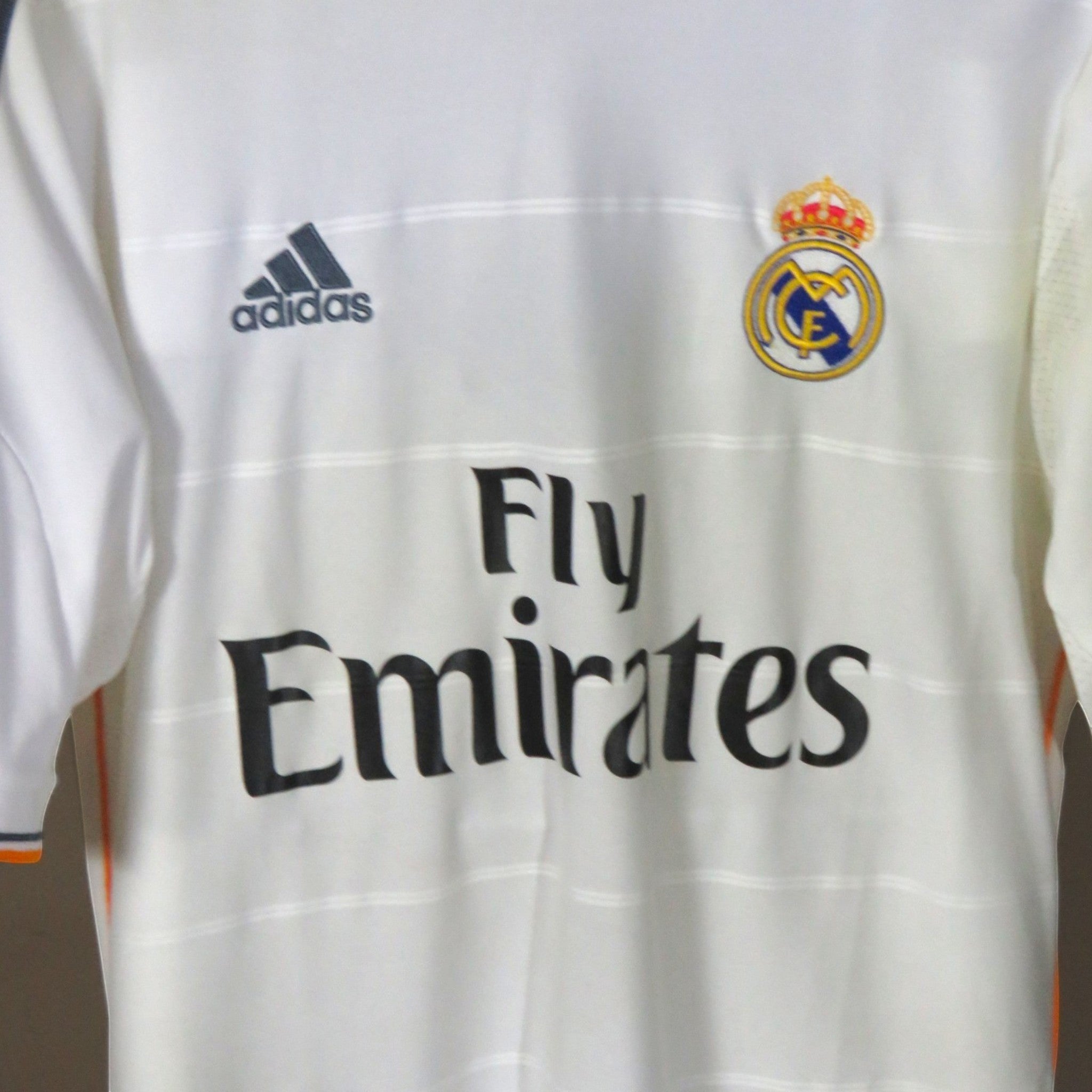 Nostalgic Football Shirts Real Madrid 2013-14 thuisshirt wit met Fly Emirates sponsor en Adidas logo