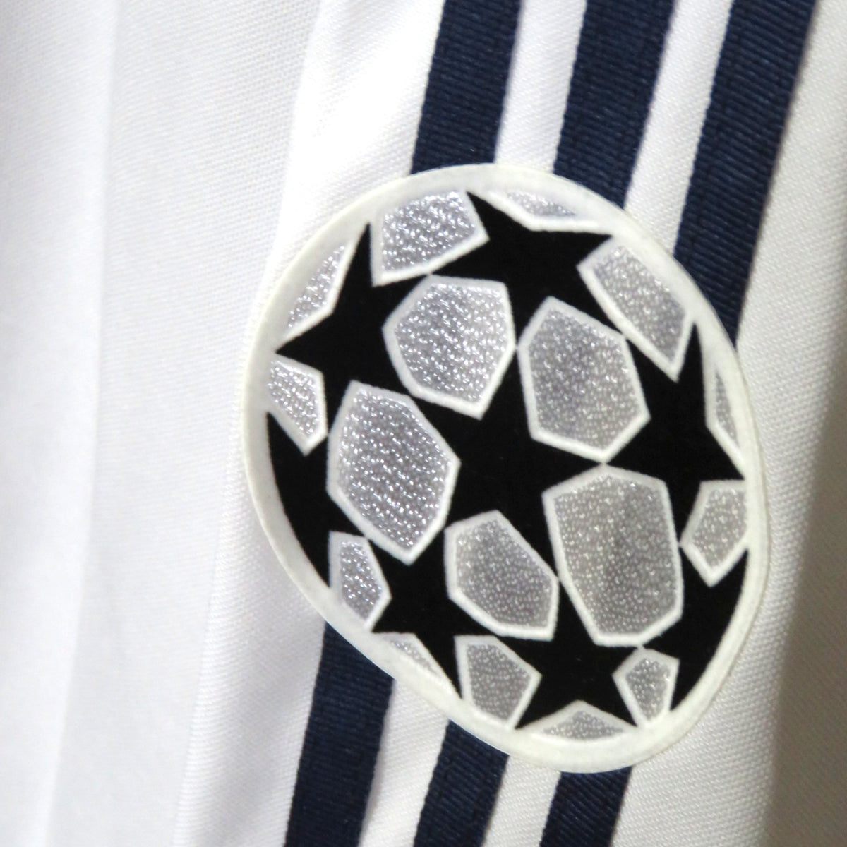 Nostalgic Football Shirts Real Madrid 2002-03 thuisshirt mouw met officiële Champions League badge en adidas strepen