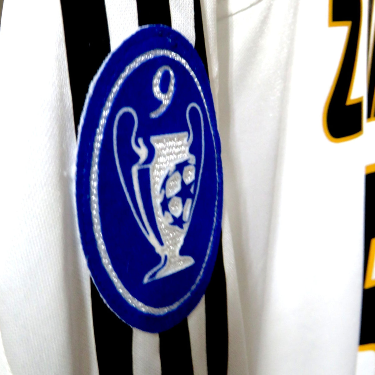 Nostalgic Football Shirts Real Madrid 2004-05 thuisshirt met Champions League badge op de mouw