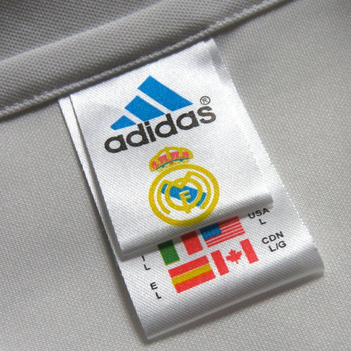 Nostalgic Football Shirts Real Madrid 2002-03 thuisshirt label met adidas logo en clubembleem op witte stof