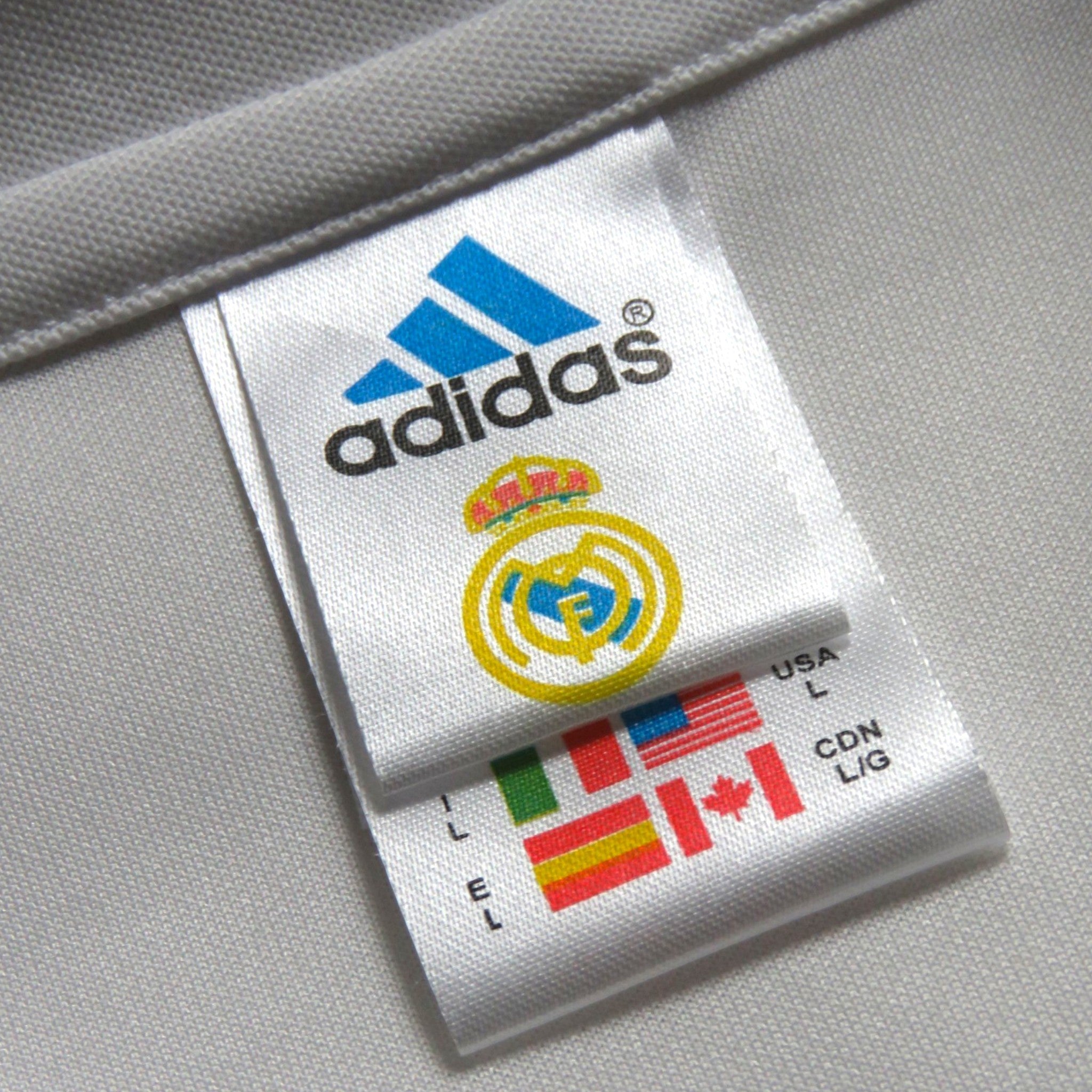 Nostalgic Football Shirts Real Madrid 2002-03 thuisshirt label met adidas logo en clubembleem op witte stof