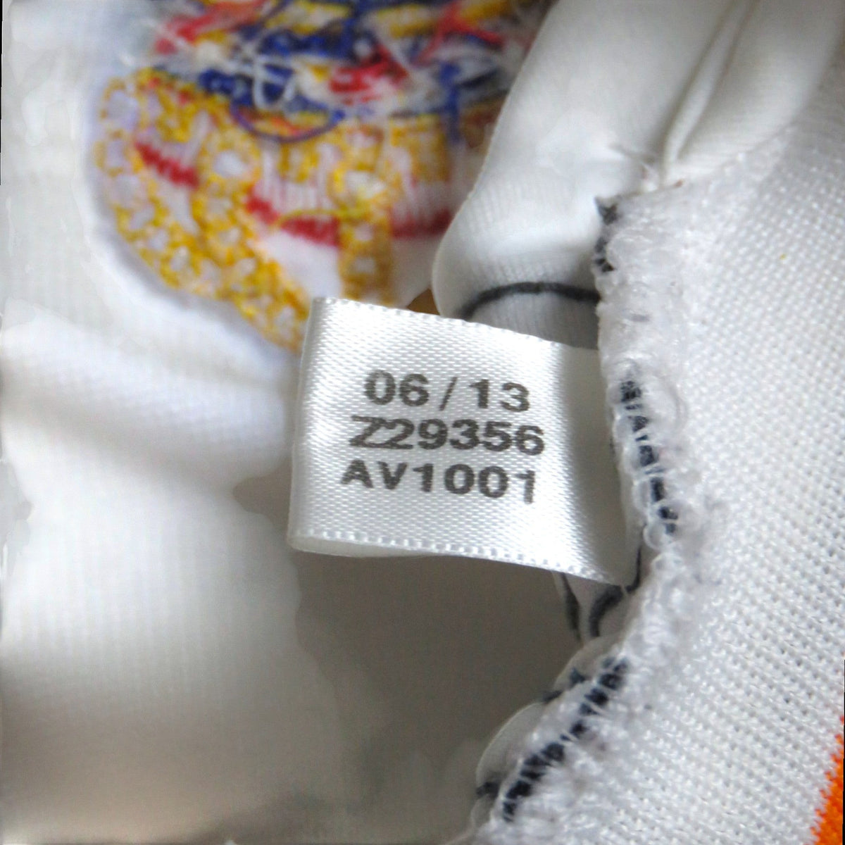 Nostalgic Football Shirts Real Madrid 2013-14 thuisshirt label met productiecode en clubembleem detail