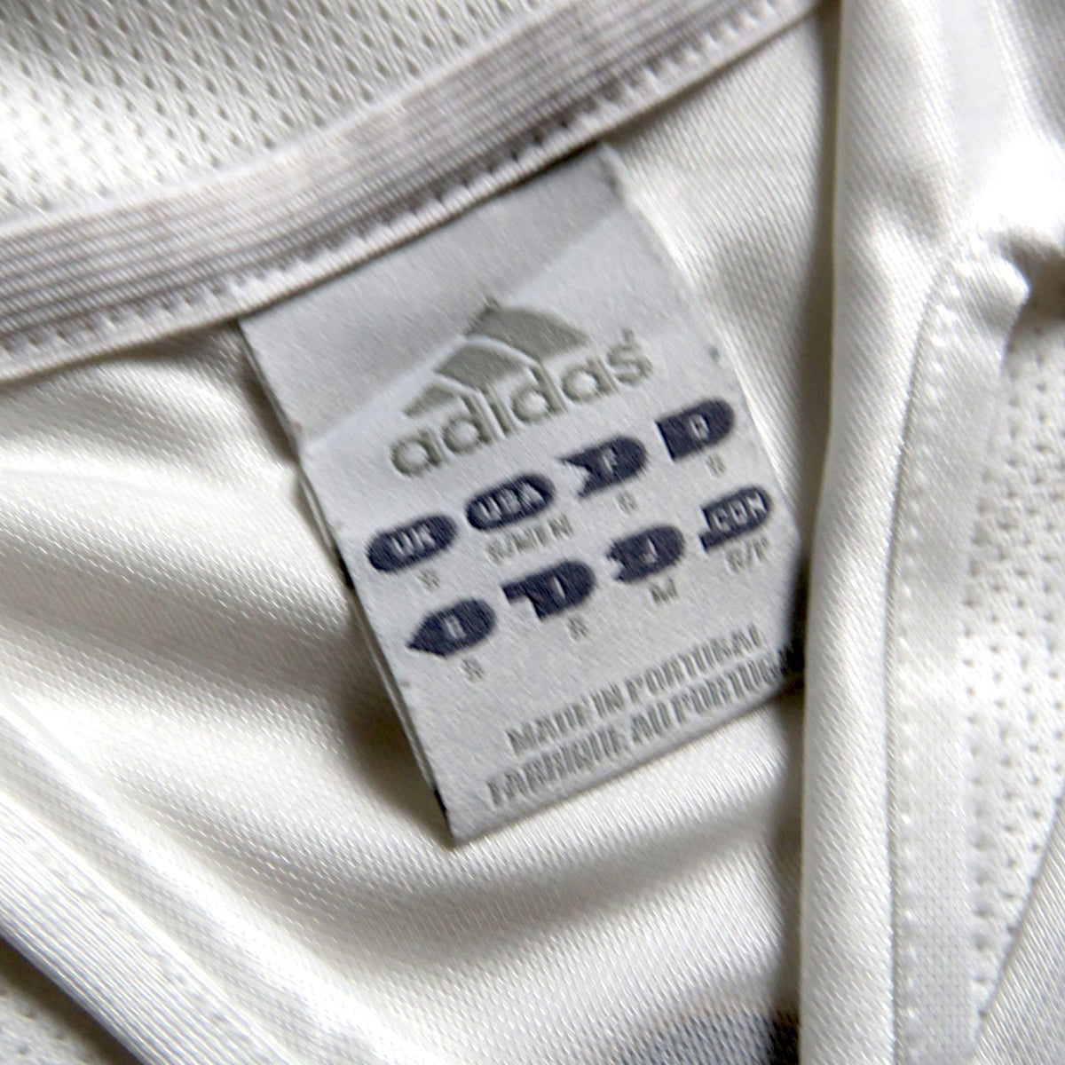 Nostalgic Football Shirts Real Madrid 2004-05 voetbalshirt label met Adidas logo en maat S in wit textiel