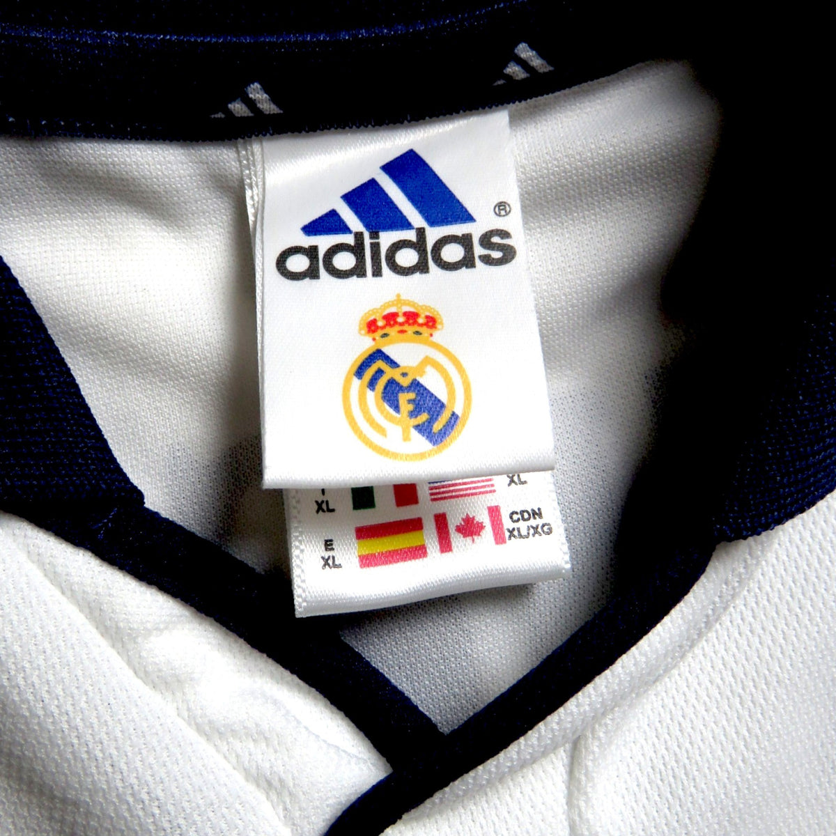 Nostalgic Football Shirts Real Madrid 2000-01 thuisshirt maat XL met Adidas label en clubembleem in de kraag
