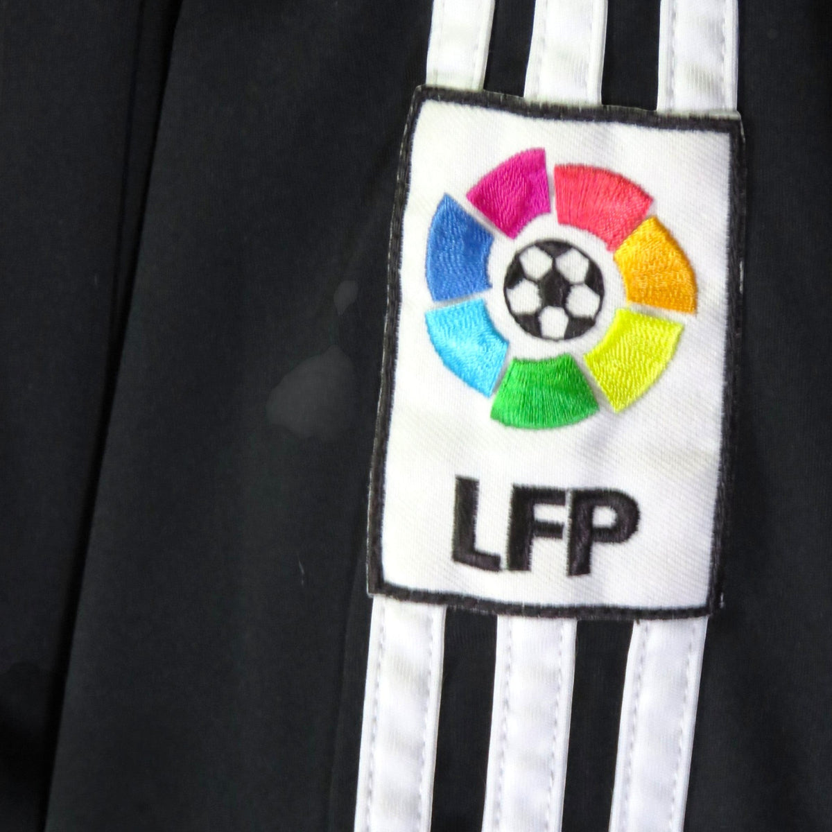 Nostalgic Football Shirts Real Madrid 2006-07 uitshirt detail met LFP-badge op zwarte stof
