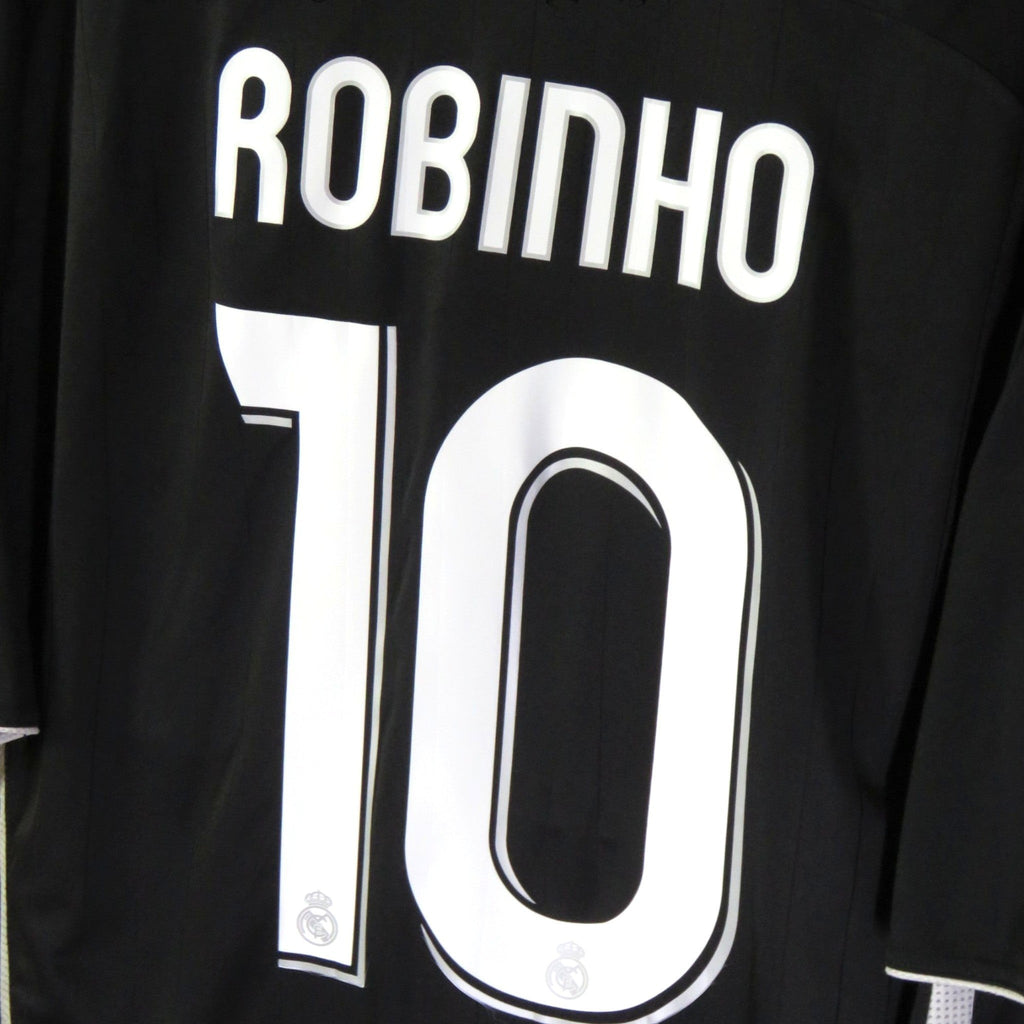 Nostalgic Football Shirts Real Madrid 2006-07 uitshirt met Robinho nummer 10 bedrukking op de zwarte achterzijde