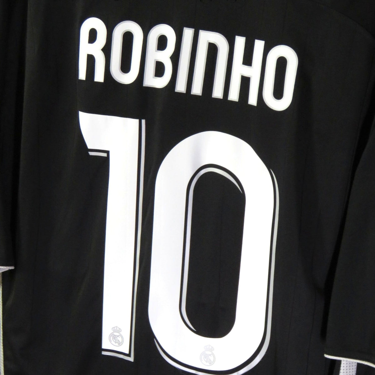 Nostalgic Football Shirts Real Madrid 2006-07 uitshirt met Robinho nummer 10 bedrukking op de zwarte achterzijde