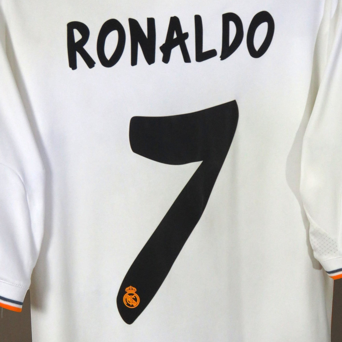 Achterkant van het witte Nostalgic Football Shirts Real Madrid 2013-14 thuisshirt met Ronaldo nummer 7 bedrukking.