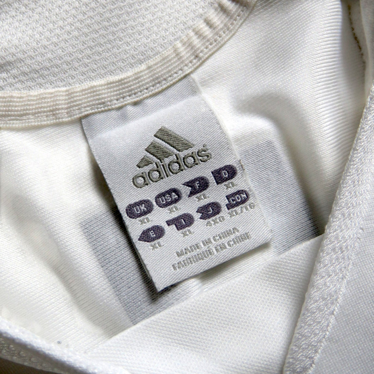 Nostalgic Football Shirts Real Madrid 2005-06 thuisshirt maat XL label detail met Adidas logo