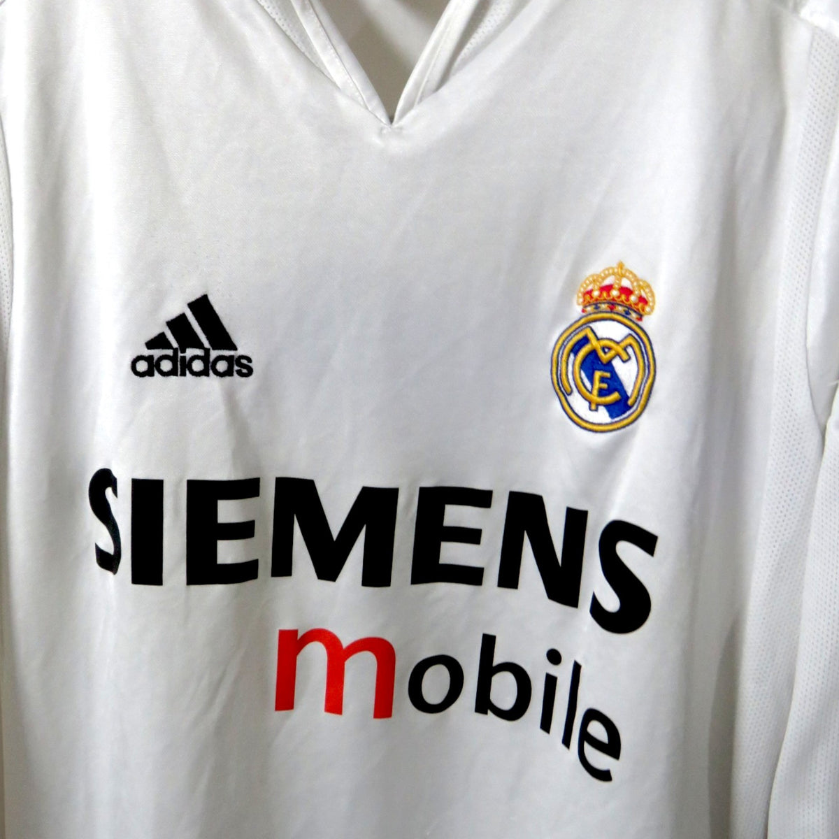 Nostalgic Football Shirts Real Madrid 2004-05 thuisshirt met wit design, Adidas logo, clubembleem en Siemens sponsor.