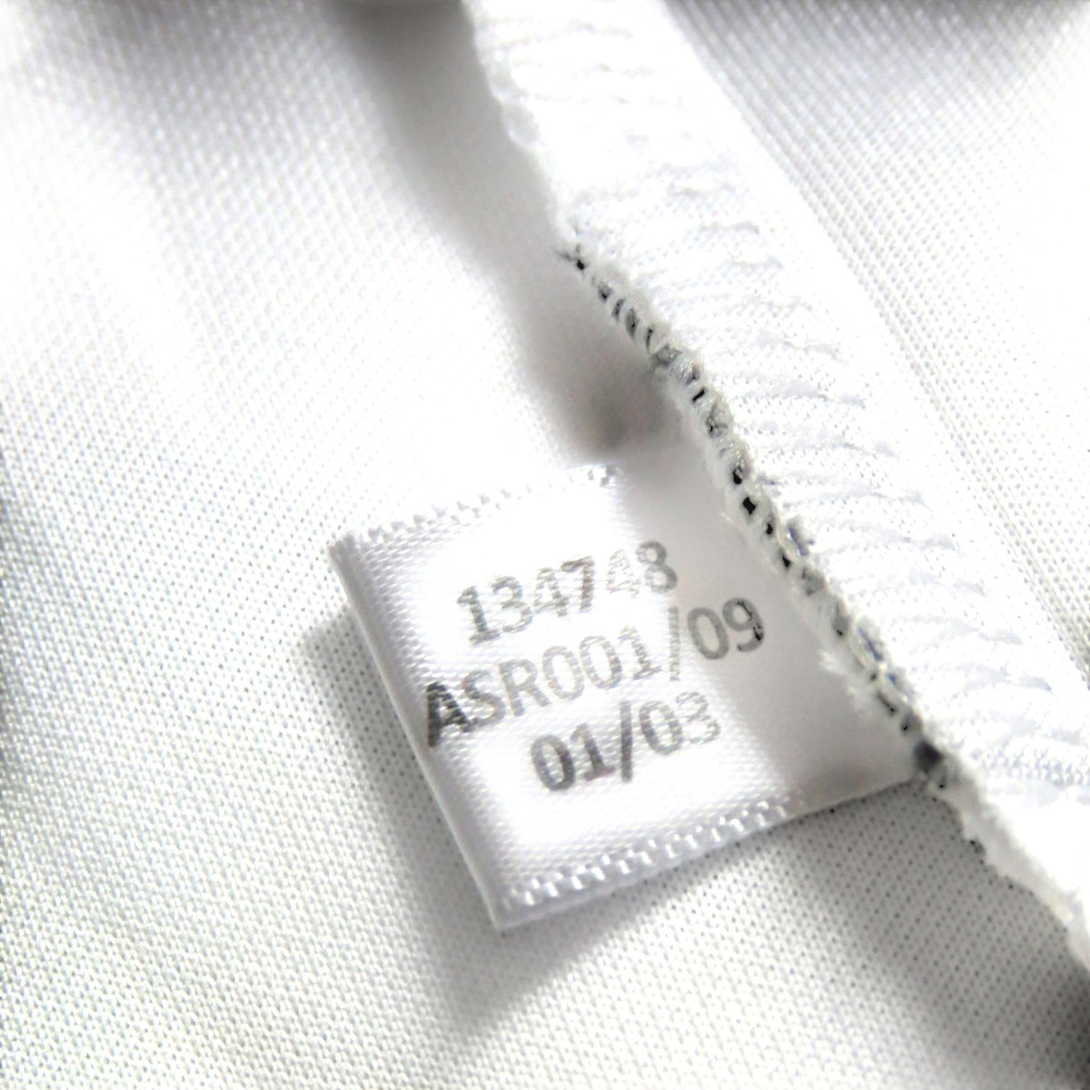 Nostalgic Football Shirts Real Madrid 2002-03 thuisshirt waslabel met productcode voor authenticiteitscontrole