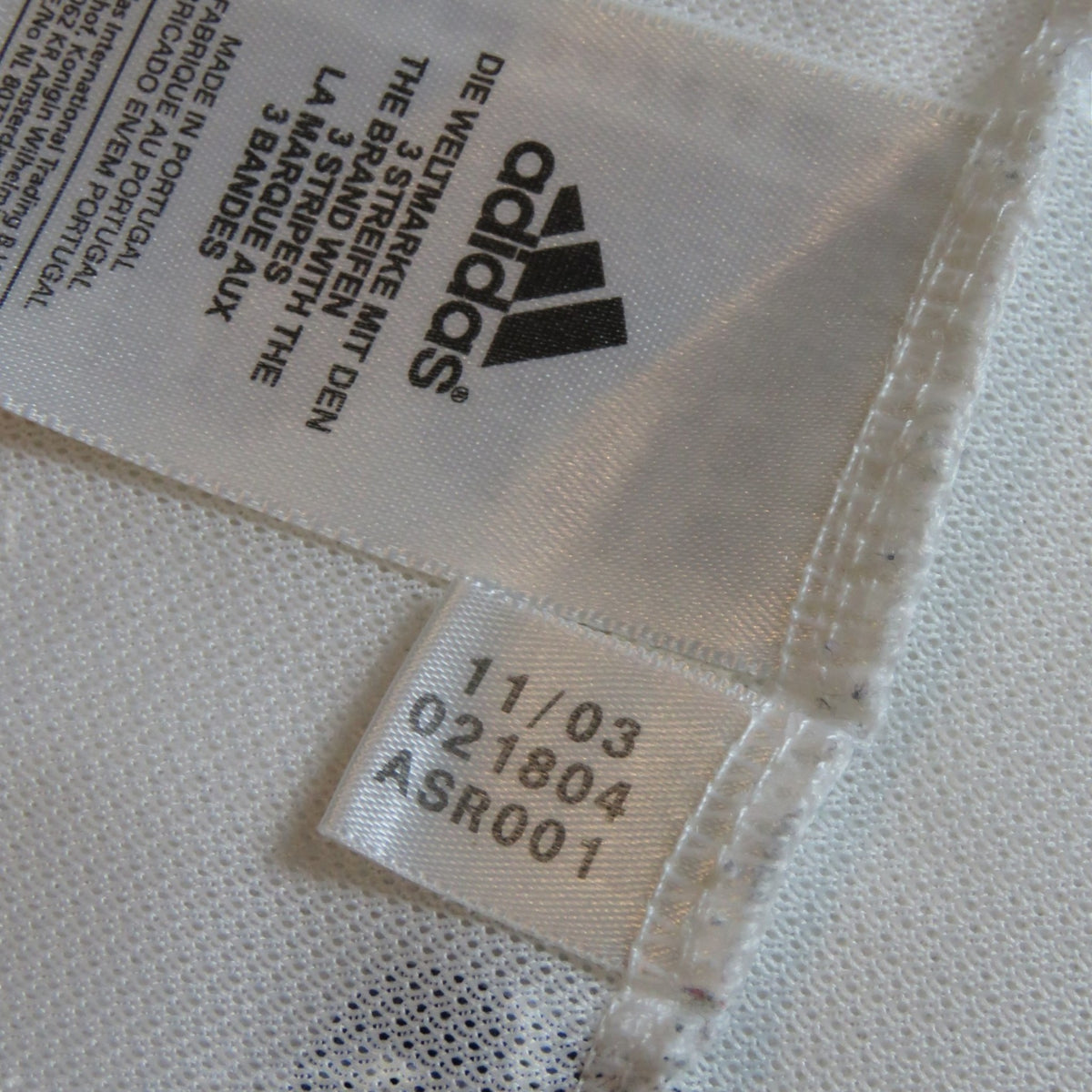 Nostalgic Football Shirts Real Madrid 2003-04 thuisshirt waslabel met Adidas logo en productiedatum