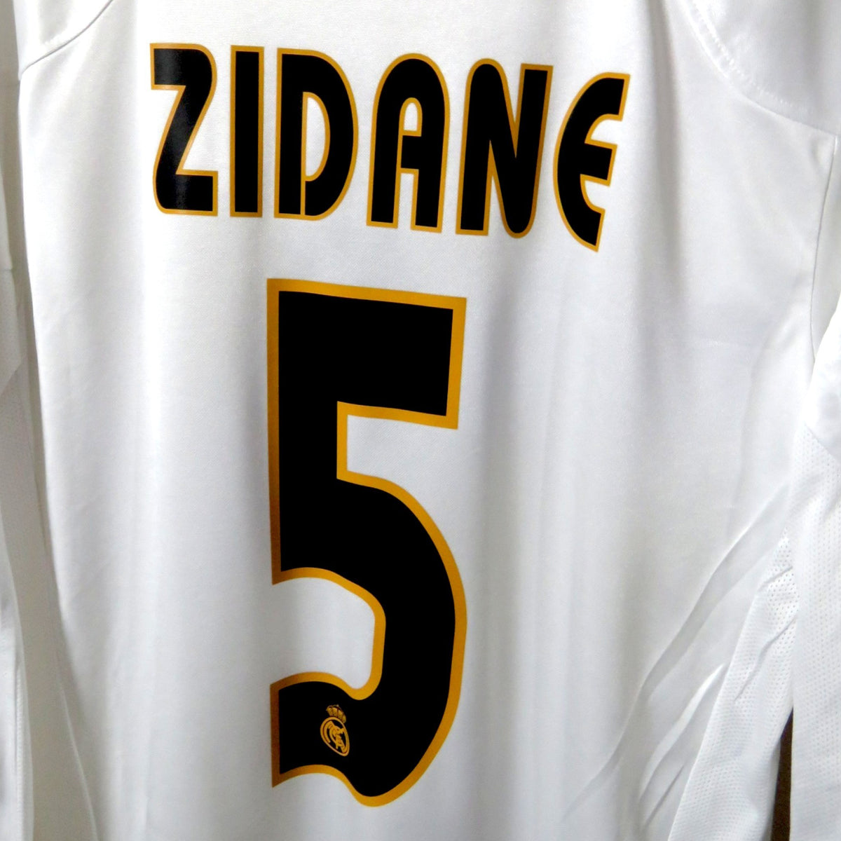 Nostalgic Football Shirts Real Madrid 2004-05 thuisshirt met Zidane nummer 5 bedrukking op de witte achterkant