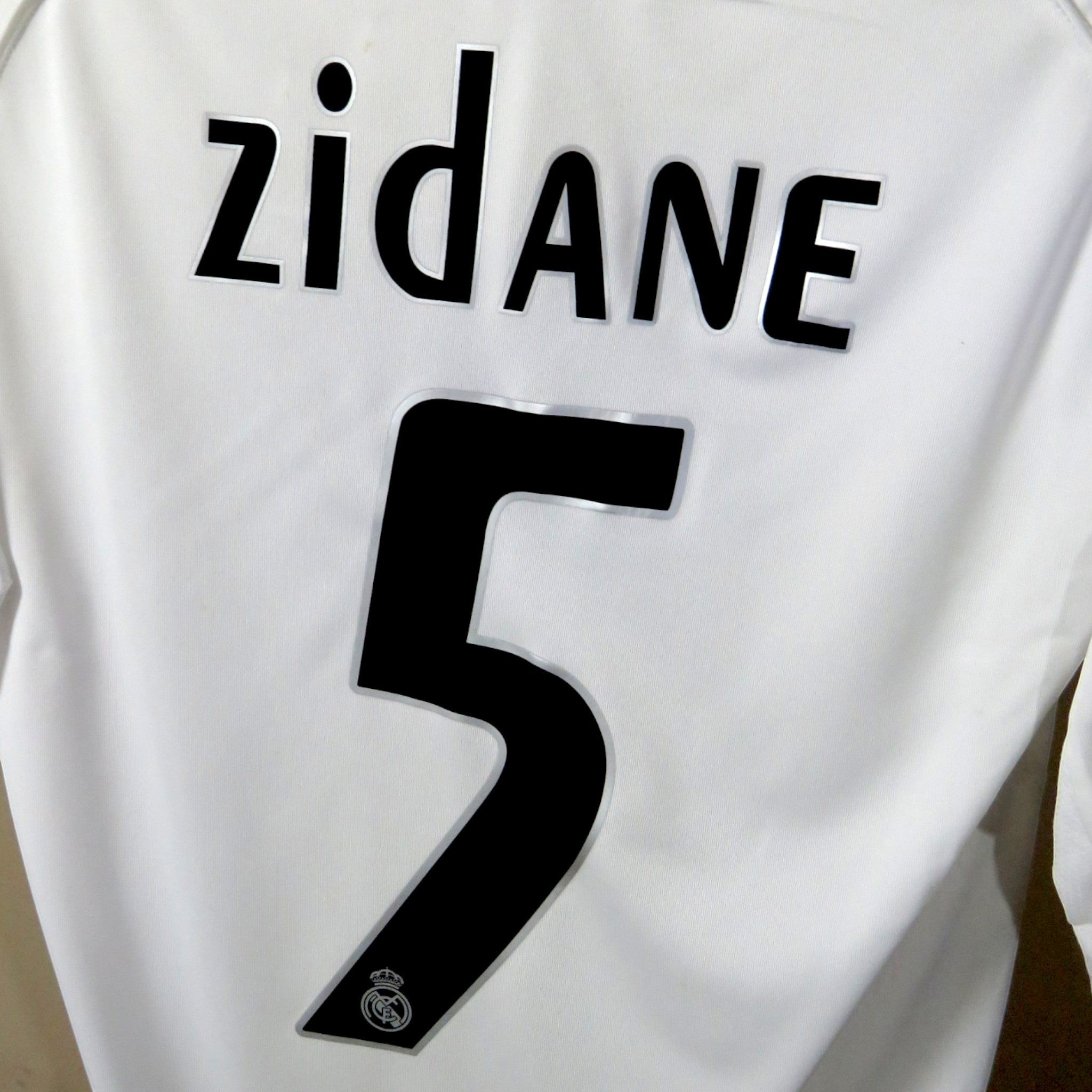 Nostalgic Football Shirts Real Madrid 2005-06 thuisshirt met Zidane nummer 5 bedrukking op de witte achterkant