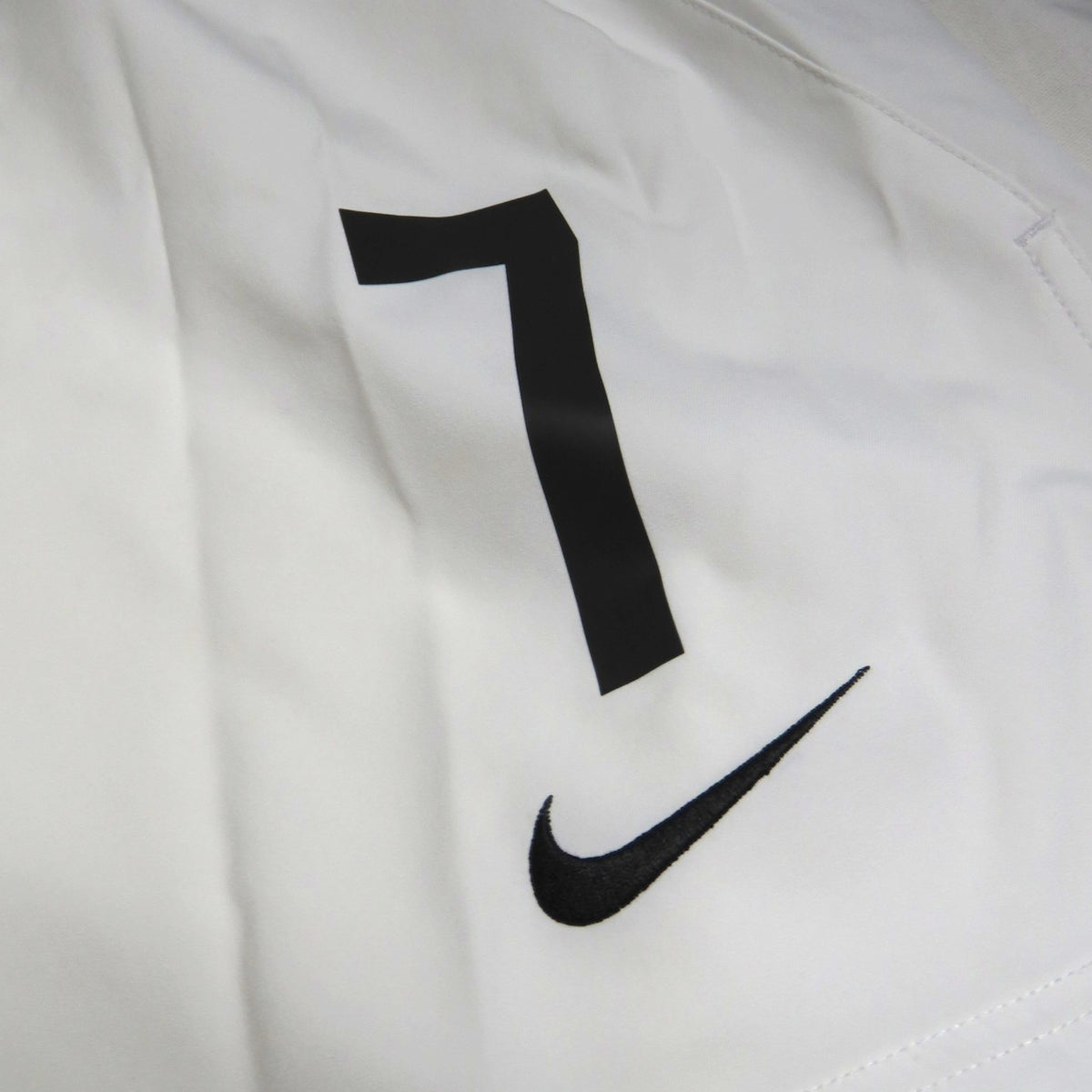 Nostalgic Football Shirts Manchester United 2004-06 Ronaldo nummer 7 detail op wit voetbalbroekje met Nike logo