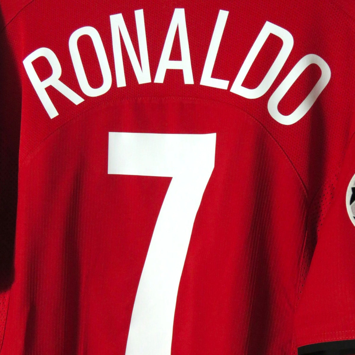 Nostalgic Football Shirts Manchester United 2004-06 thuisshirt met Ronaldo nummer 7 bedrukking op de rode achterkant