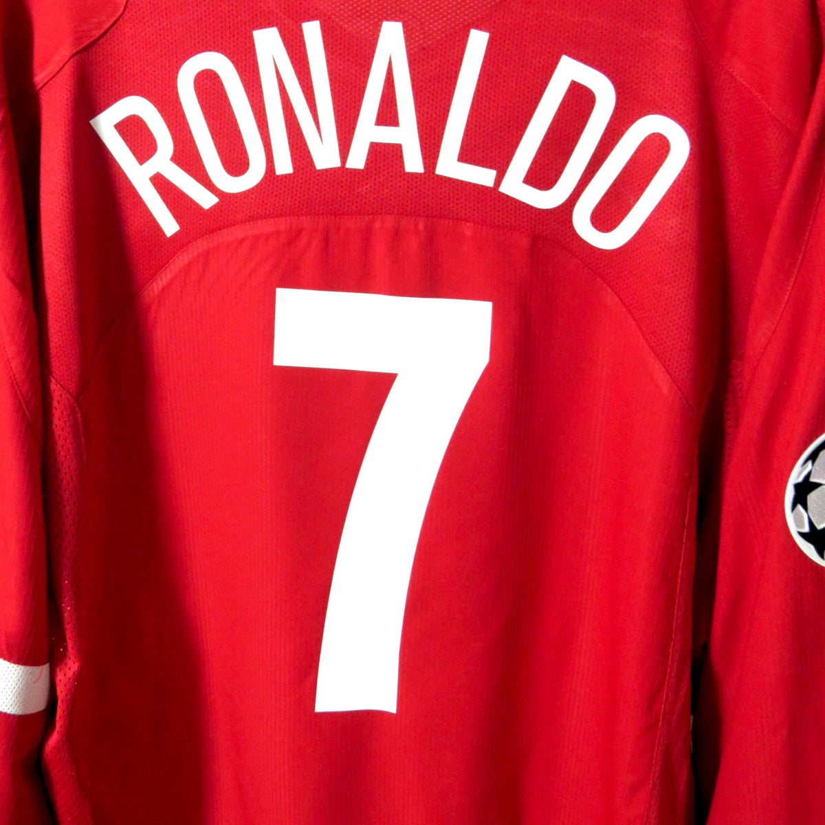 Achterkant van het rode Nostalgic Football Shirts Manchester United 2004-06 thuisshirt met Ronaldo 7 bedrukking., product code 118835
