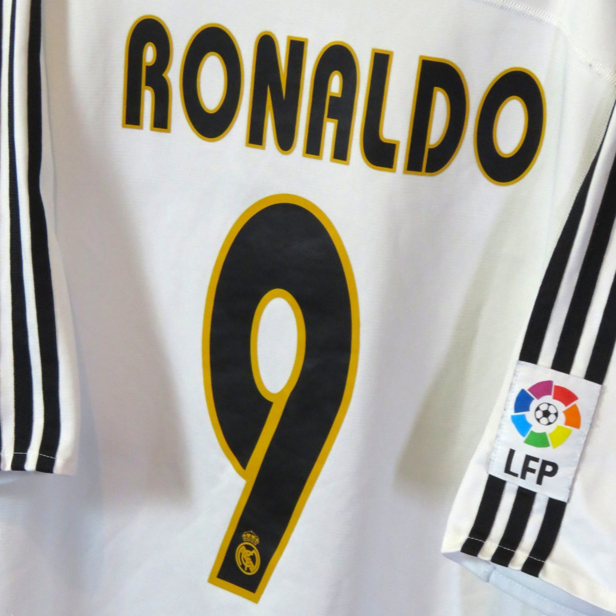 Nostalgic Football Shirts Real Madrid 2003-04 Ronaldo 9 thuisshirt met zwarte bedrukking en officiële La Liga patch